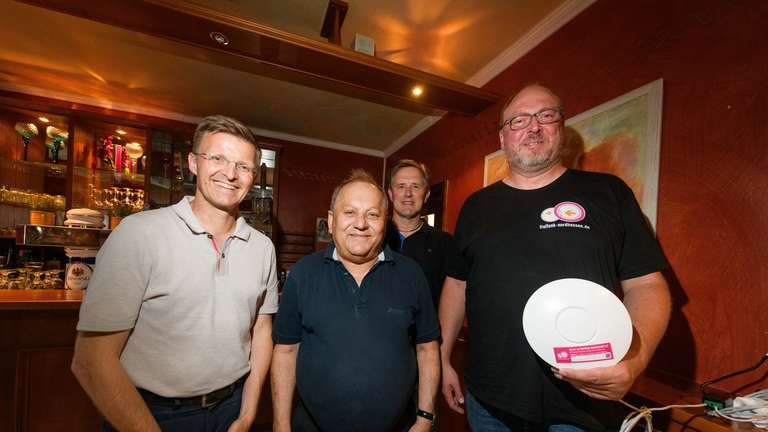 Auch im Restaurant Zorbas gibt es bald freies W-Lan: Darüber freuen sich (von links) Bürgermeister Jens Wiegand, Gastronom Marco Georgius sowie Dirk Bröckling und Frank Fischer von Freifunk Nordhessen. © Paul Bröker